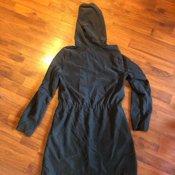 Divided H&M black w/gold Over Coat. Light weight. Size 4. Great condition - Picture 7 of 9